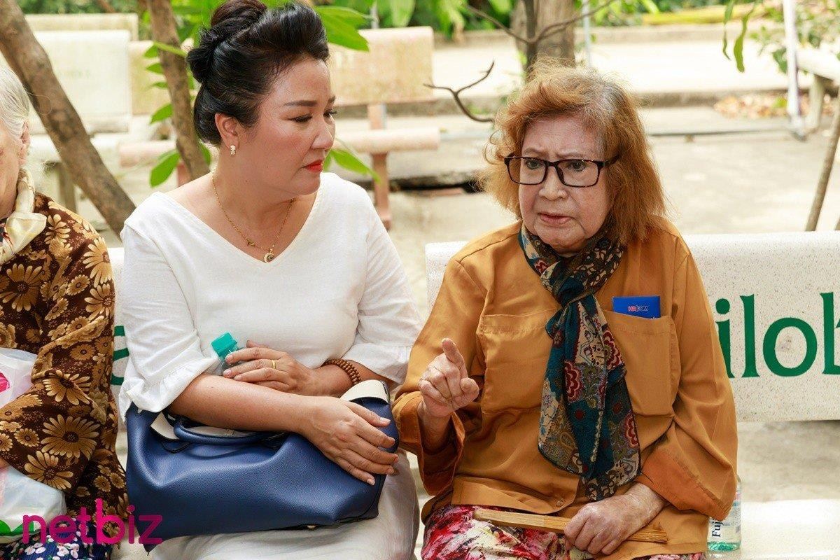 Ngân Quỳnh, Đào Vân Anh trong ‘Thanh xuân mãi cháy’ thăm viện dưỡng lão nghệ sĩ - 2