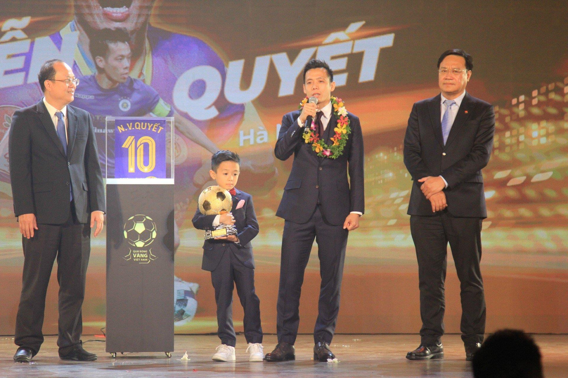 Văn Quyết nhắc tới người đặc biệt khi nhận Quả Bóng Vàng Việt Nam 2022 - 1