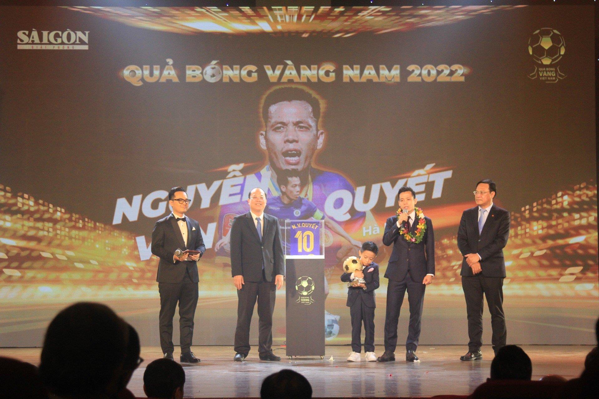 Văn Quyết nhắc tới HLV Troussier sau khi nhận Quả Bóng Vàng 2022 - 1
