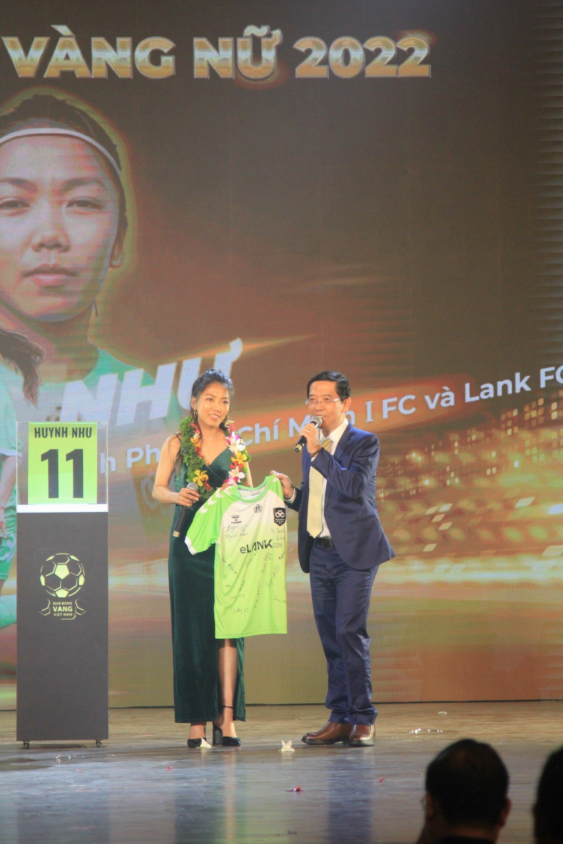 Văn Quyết nhắc tới người đặc biệt khi nhận Quả Bóng Vàng Việt Nam 2022 - 2