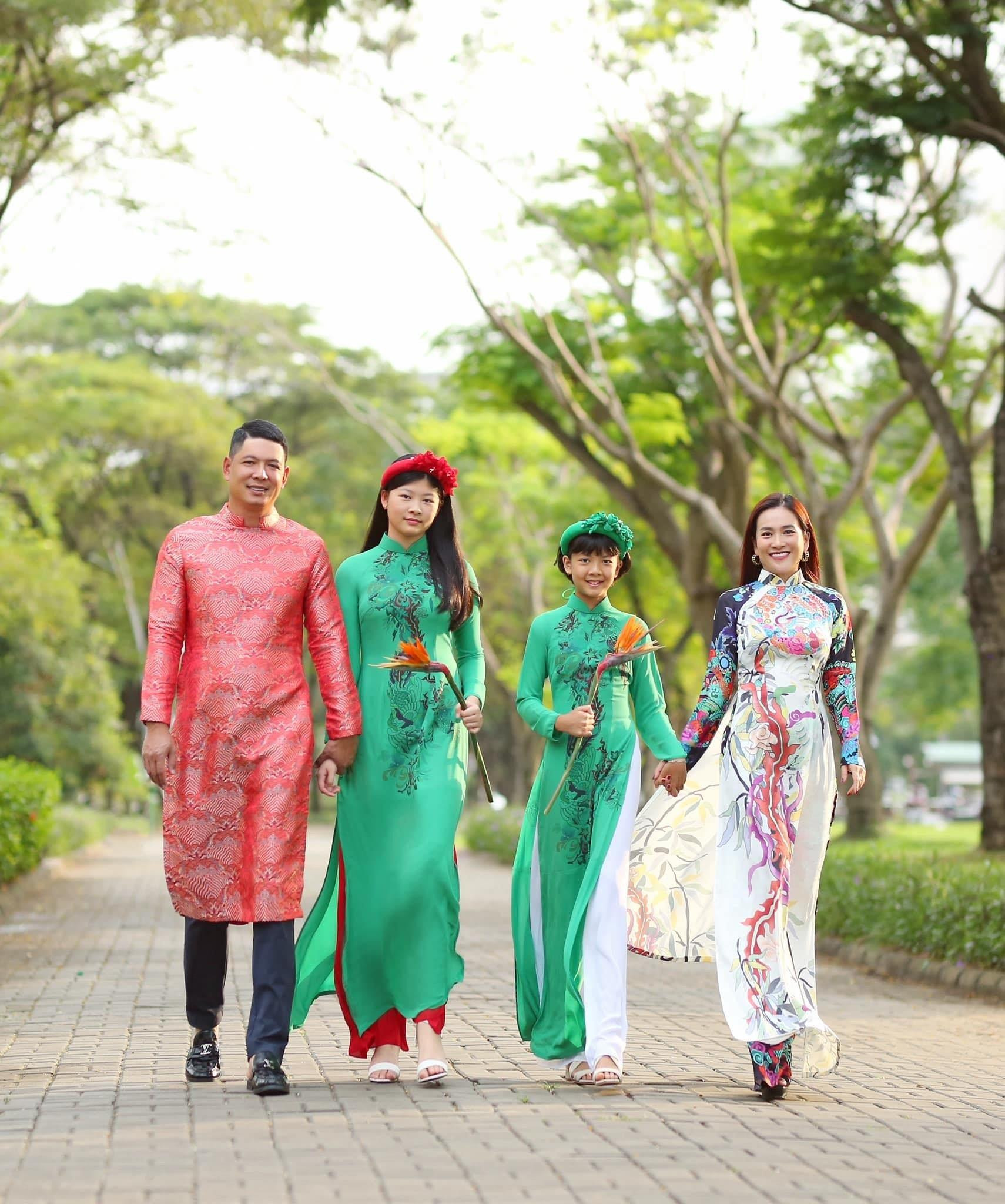 Bình Minh khoe ảnh thời trẻ bên 2 ái nữ, chia sẻ sắp bị con vượt chiều cao - 1