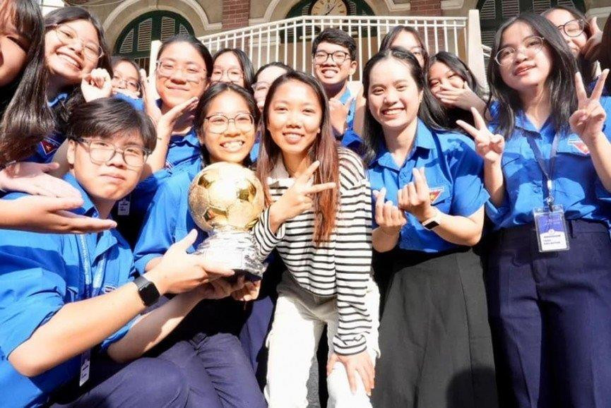 Hành động ý nghĩa của Huỳnh Như sau khi giành Quả Bóng Vàng - 2