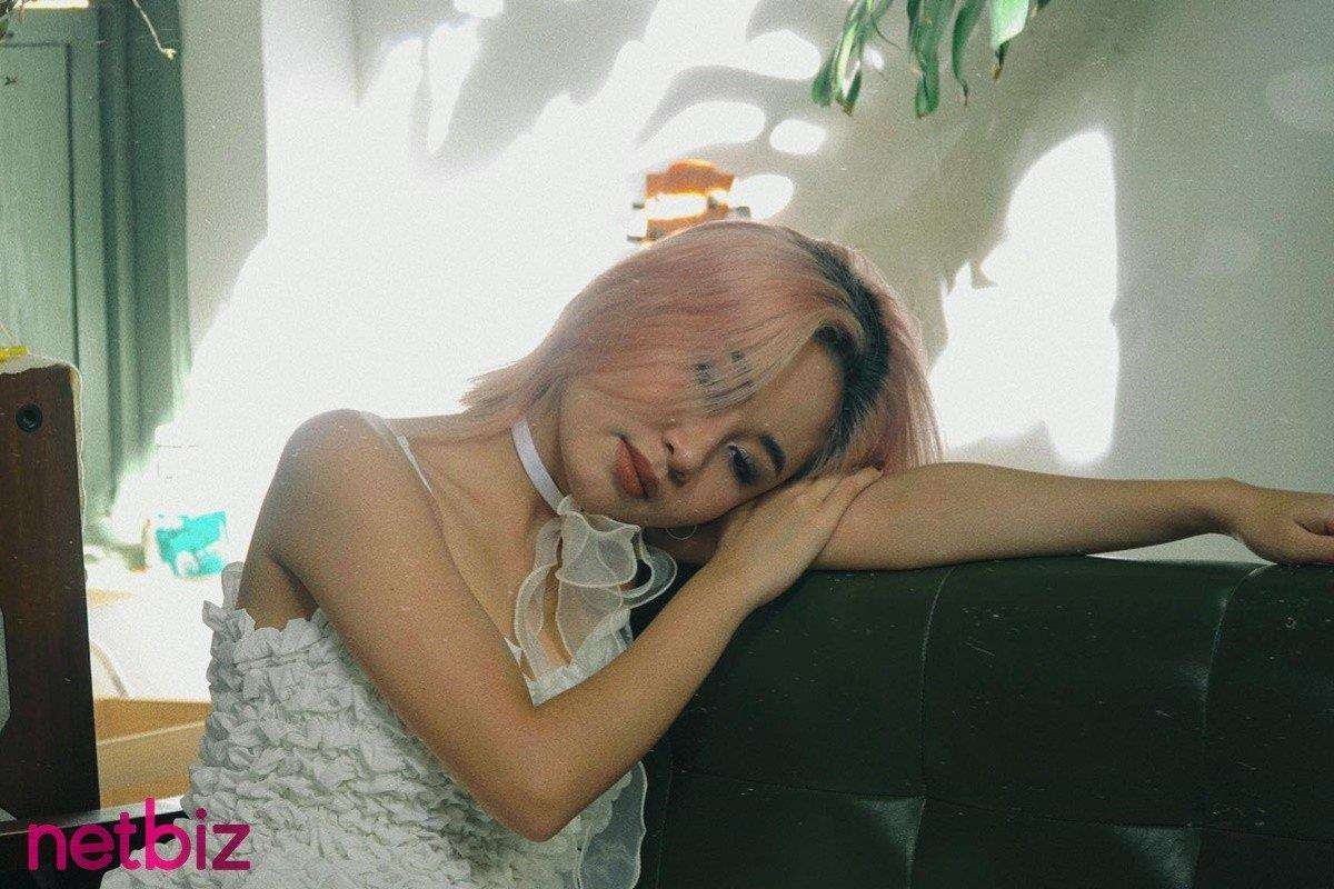 Cô bé hát 'chầu văn' bất ngờ lột xác bằng MV solo đầu tay ‘Trong đêm tối’ - 3