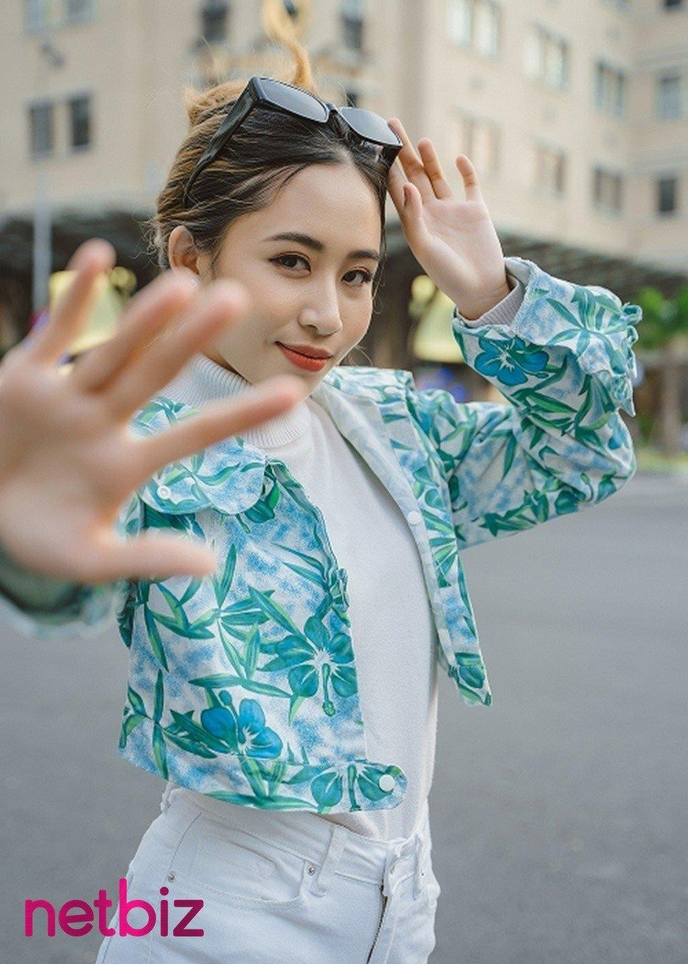 Cô bé hát 'chầu văn' bất ngờ lột xác bằng MV solo đầu tay ‘Trong đêm tối’ - 1