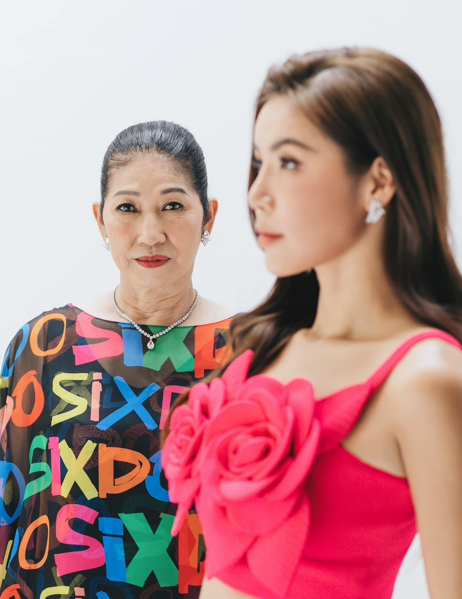 Mẹ ruột Minh Tú thần thái không kém cạnh khi chụp ảnh cùng con gái siêu mẫu - 4