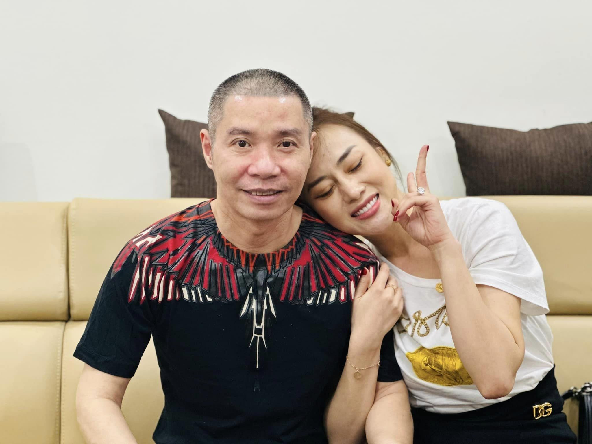 Phương Oanh và Shark Bình diện đồ đôi đến thăm 'bố Tuấn' Công Lý - 4