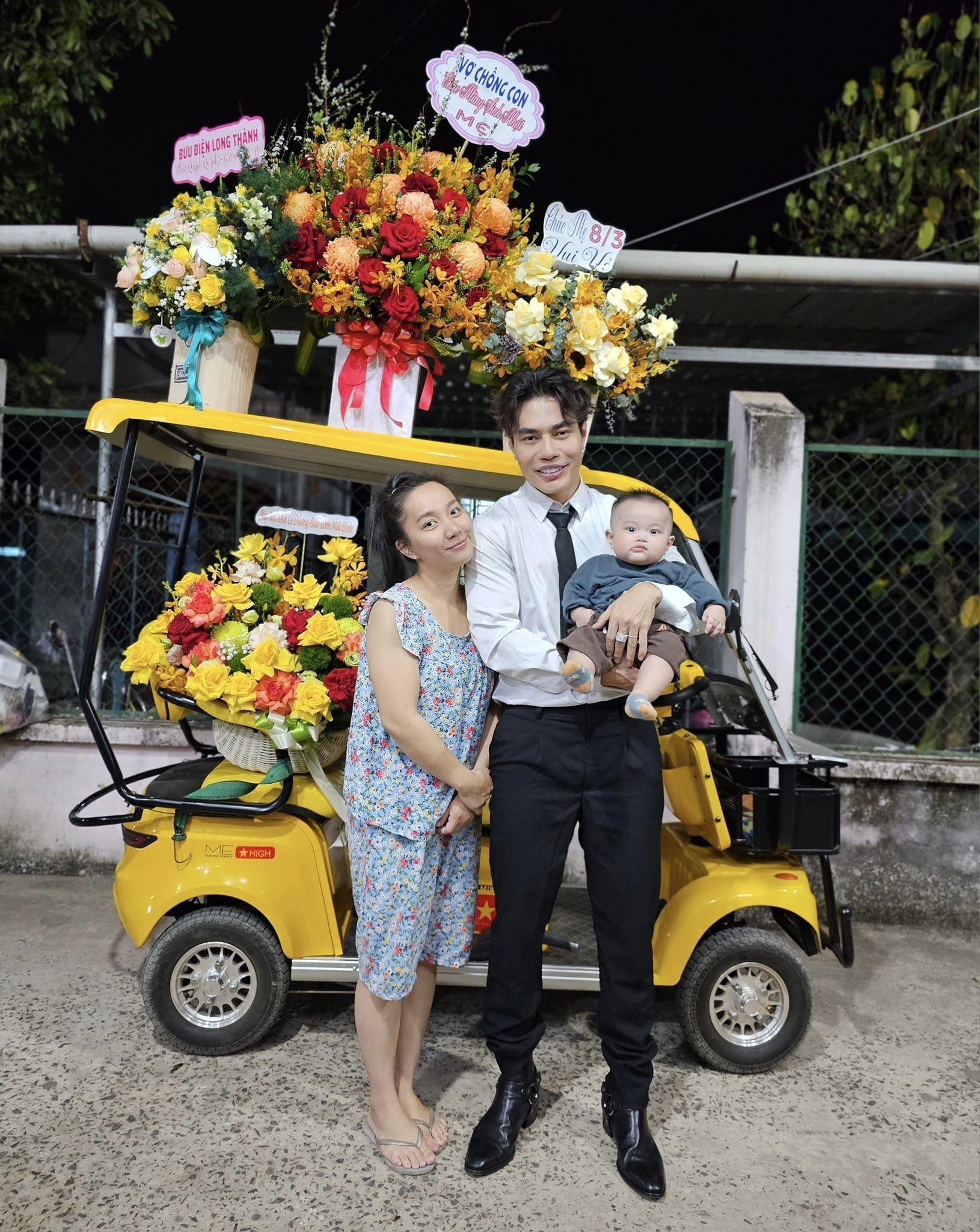 Lê Dương bảo Lâm chuẩn bị cả xe hoa cho gia đình nhân ngày 8/3 - 1