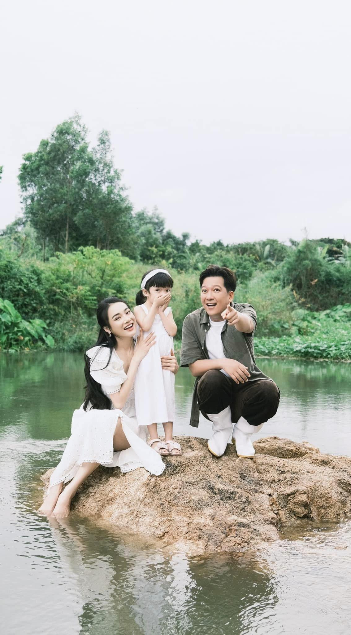 Nhã Phương khoe ảnh con gái và Trường Giang, tự nhận ‘đẻ thuê’ - 1