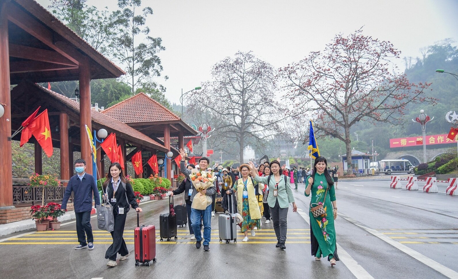 Việt Nam đón đoàn khách du lịch Trung Quốc đầu tiên sau 3 năm  - 2