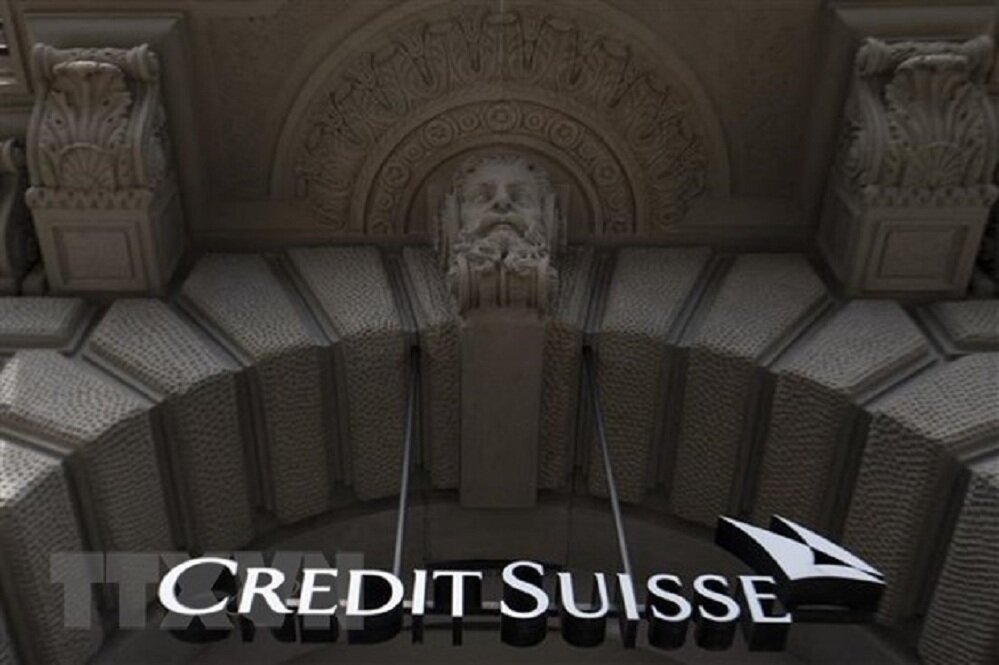 Giá cổ phiếu của Credit Suisse giảm 20%, các ngân hàng châu Âu lao đao - 1