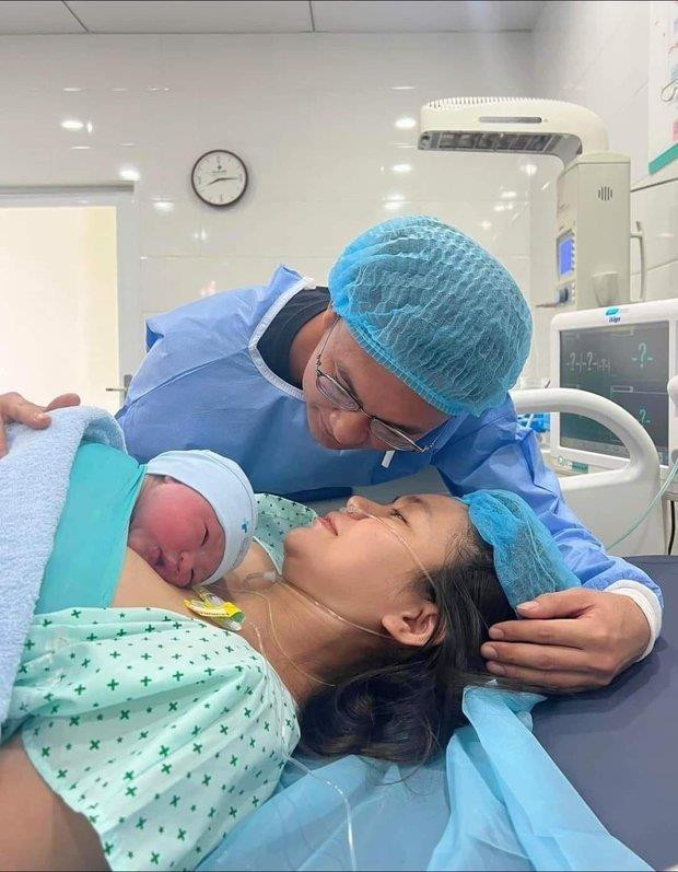 Mâu Thuỷ hé lộ dung mạo ông xã trong dịp đầy tháng con đầu lòng - 2