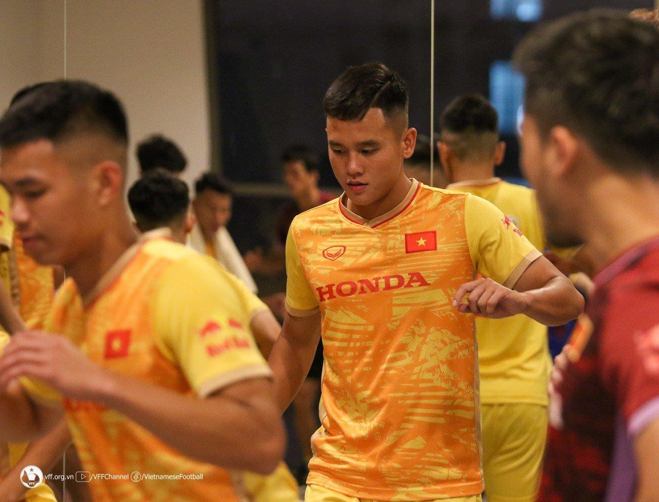 Đội tuyển U23 Việt Nam tập luyện hăng say khi vừa đặt chân đến Doha, Qatar - 1