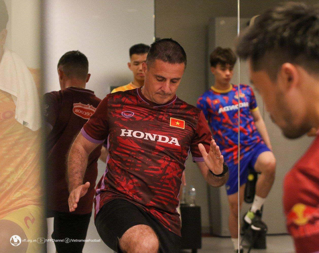 Đội tuyển U23 Việt Nam tập luyện hăng say khi vừa đặt chân đến Doha, Qatar - 2