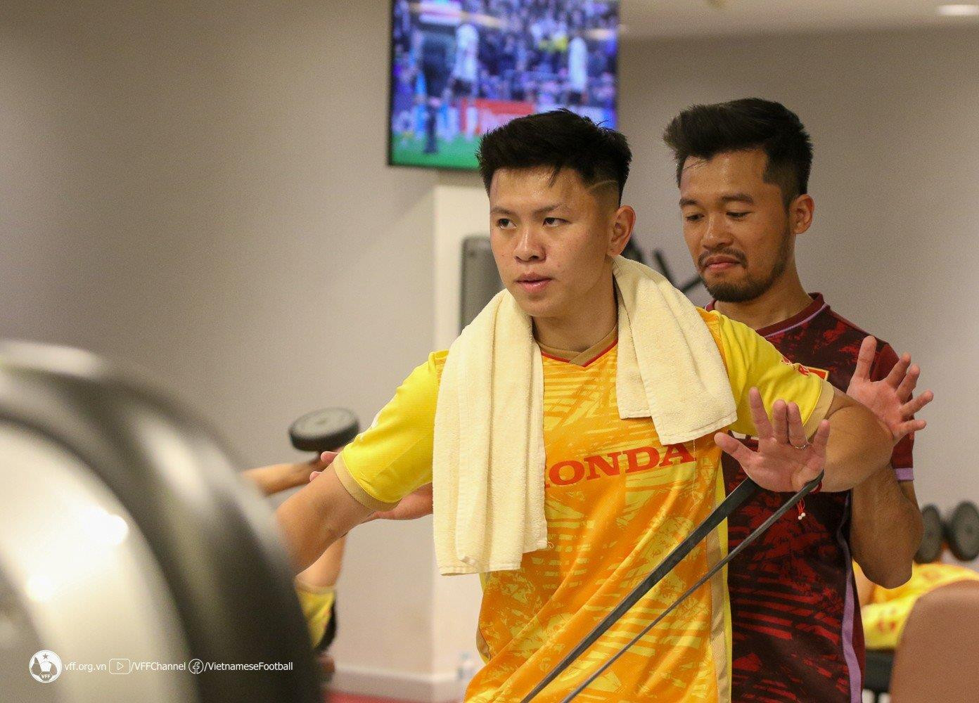 Đội tuyển U23 Việt Nam tập luyện hăng say khi vừa đặt chân đến Doha, Qatar - 4