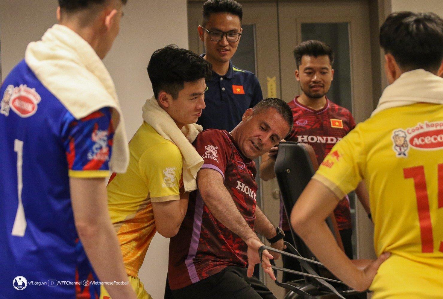 Đội tuyển U23 Việt Nam tập luyện hăng say khi vừa đặt chân đến Doha, Qatar - 8