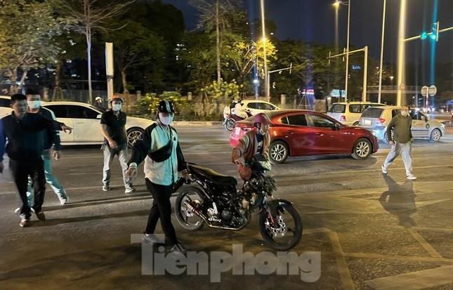 Cảnh sát 141 hóa trang tóm loạt xe phân khối lớn độ pô gây náo loạn đường phố - 2