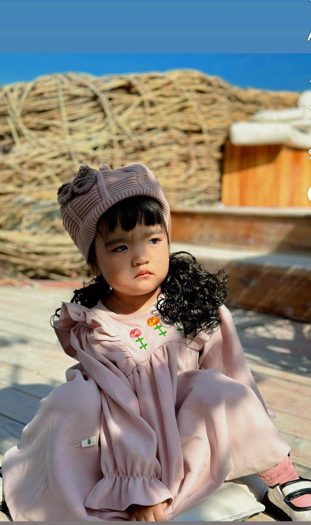 Con gái Mạc Văn Khoa điệu đà đội tóc giả, ‘mắt hí’ đáng yêu hệt búp bê - 4