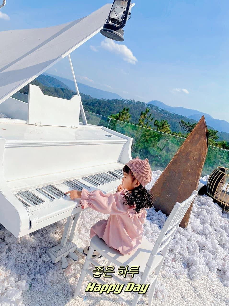 Con gái Mạc Văn Khoa điệu đà đội tóc giả, ‘mắt hí’ đáng yêu hệt búp bê - 2