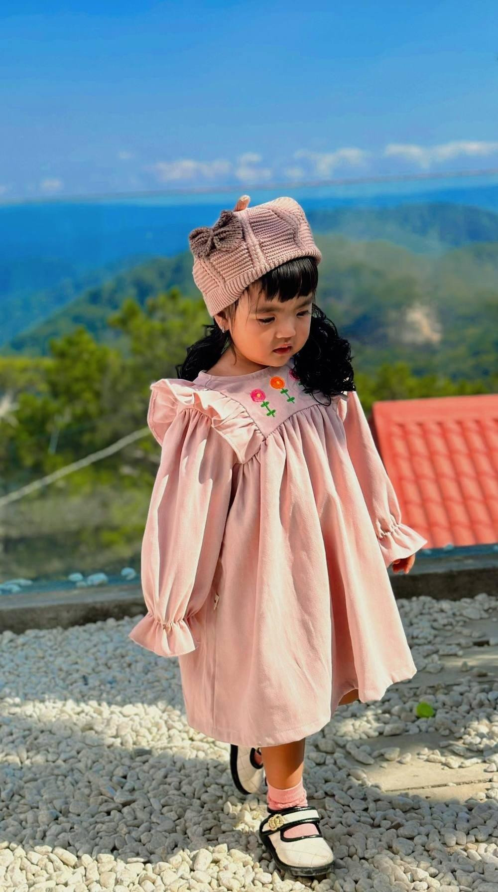 Con gái Mạc Văn Khoa điệu đà đội tóc giả, ‘mắt hí’ đáng yêu hệt búp bê - 3