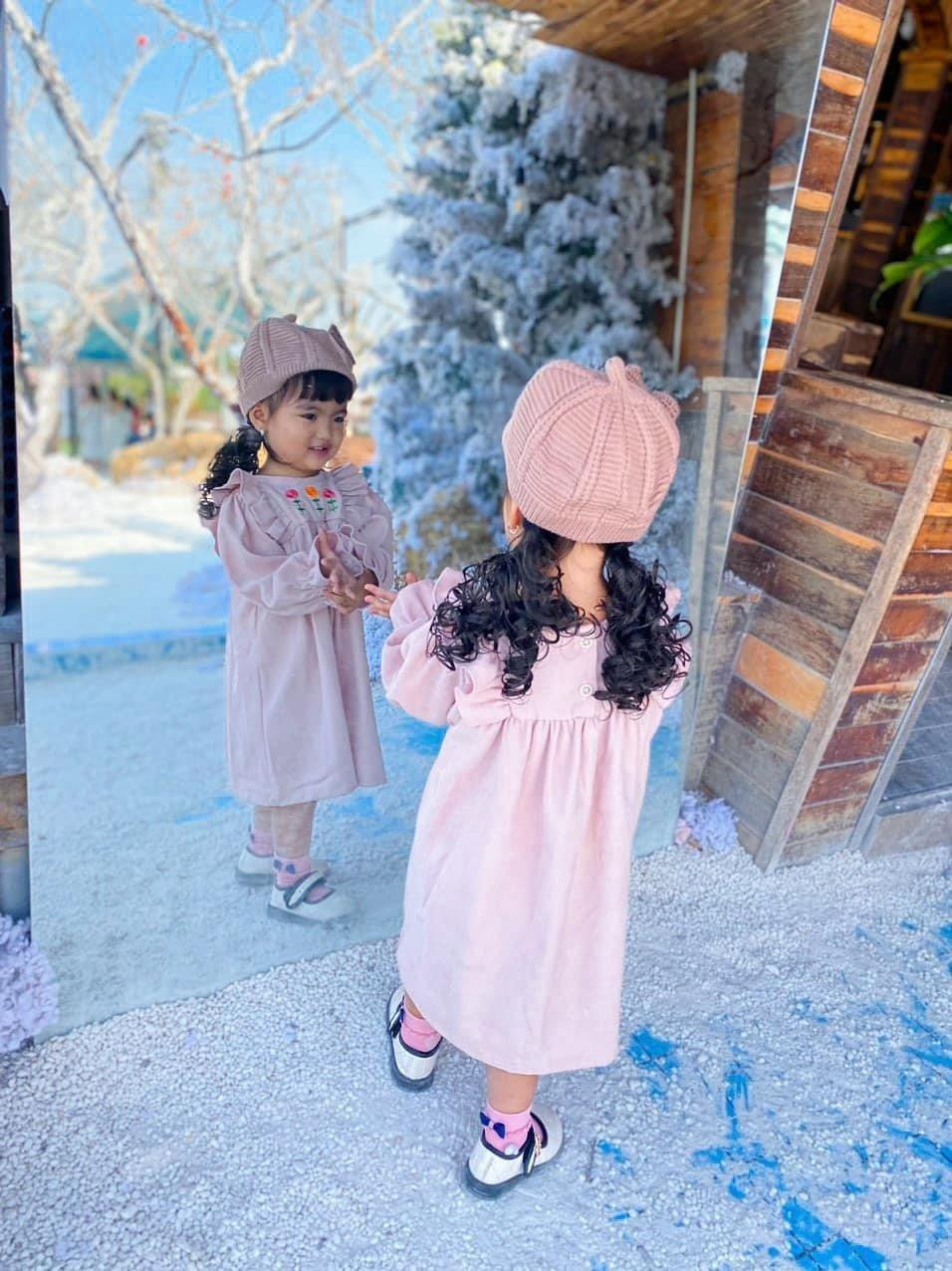 Con gái Mạc Văn Khoa điệu đà đội tóc giả, ‘mắt hí’ đáng yêu hệt búp bê - 1