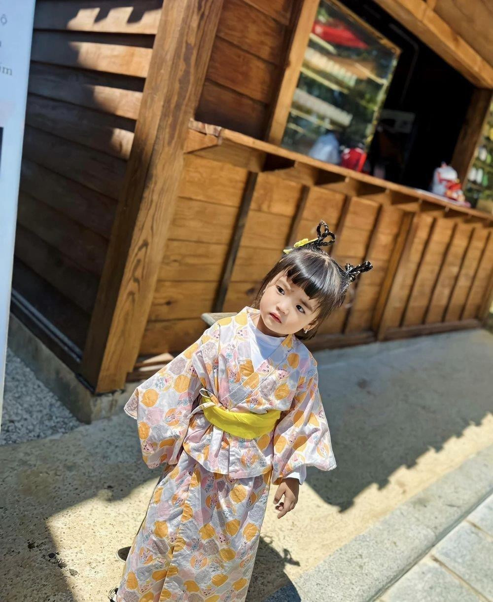 Con gái Mạc Văn Khoa điệu đà đội tóc giả, ‘mắt hí’ đáng yêu hệt búp bê - 5