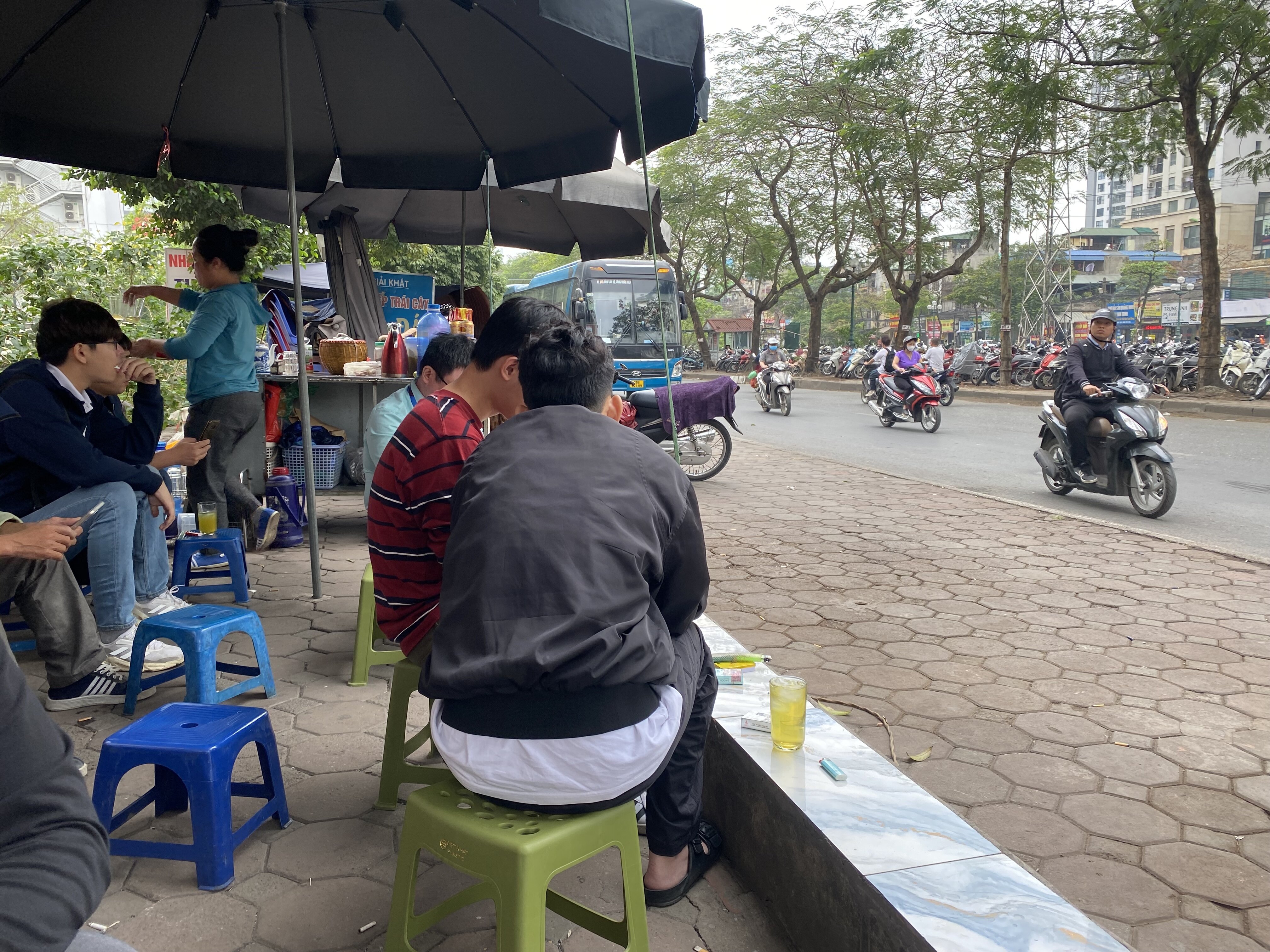 Cảnh kinh doanh hiếm có giữa 'chiến dịch' dẹp loạn vỉa hè ở Hà Nội - 5