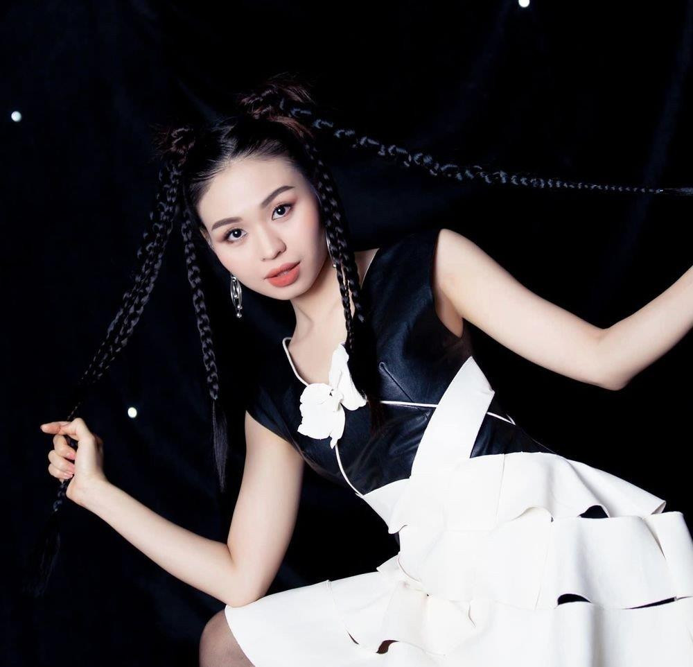 Lê Lộc thử sức với tạo hình mới, cá tính pha chút nổi loạn - 1