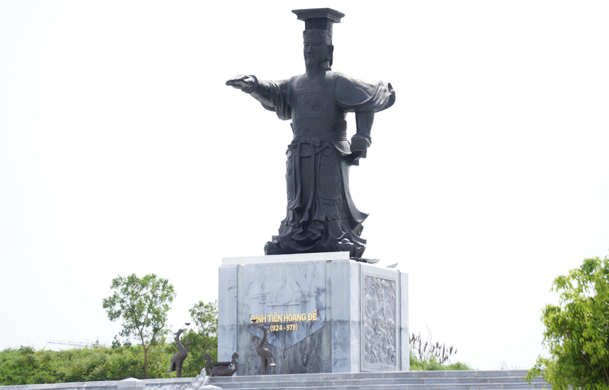 Hoàng đế nào của Việt Nam bị đầu độc chết bằng lòng lợn? - 2