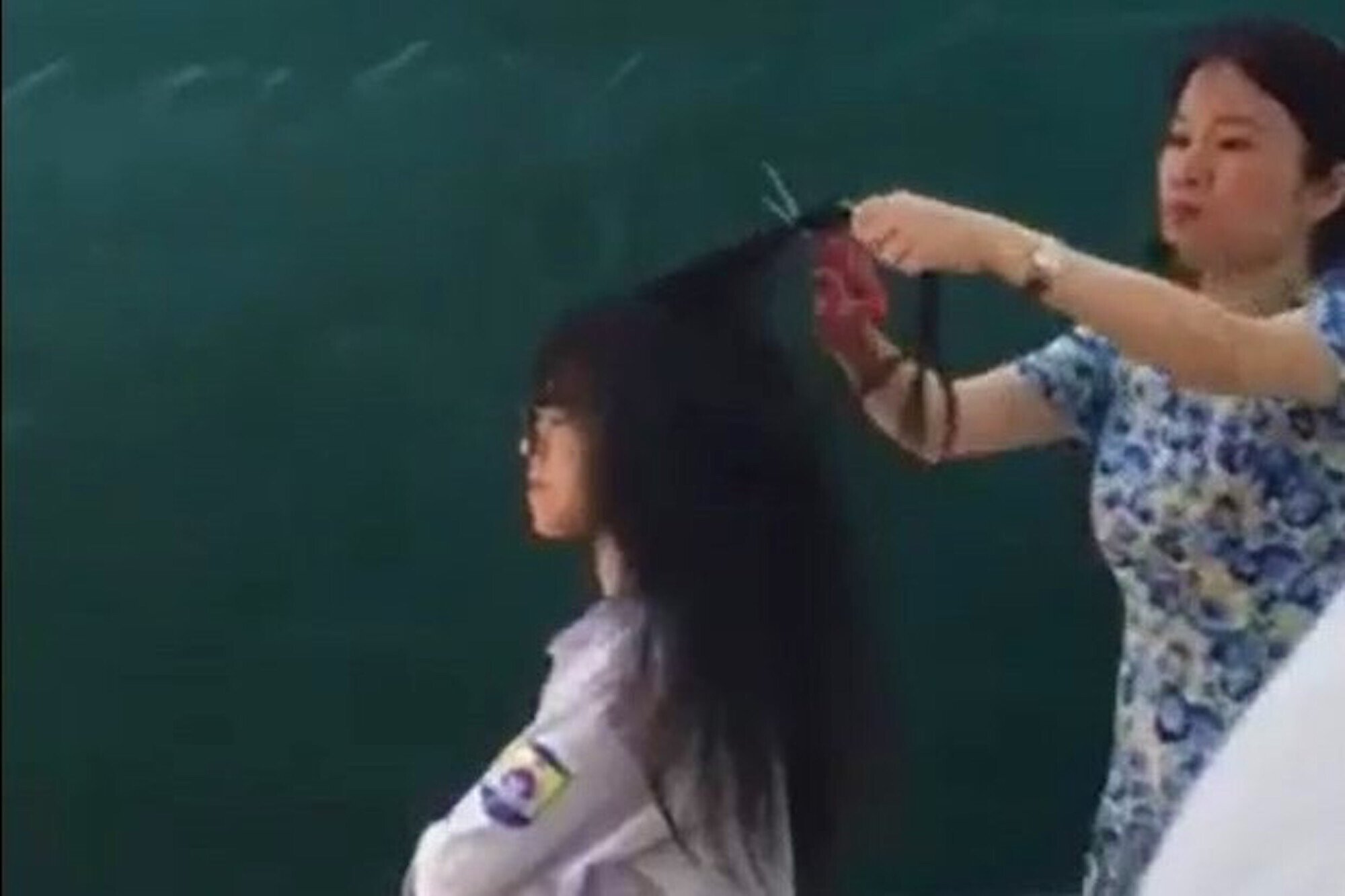 Cô giáo cắt tóc nữ sinh: Giáo viên không mạnh tay, học sinh không thể ngoan - 1