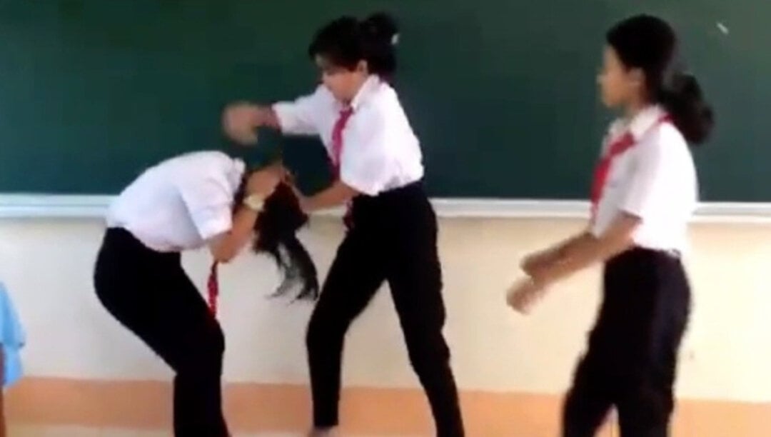Vĩnh Long: Nhóm nữ sinh lớp 6 đánh bạn trên bục giảng vì 20.000 đồng - 1
