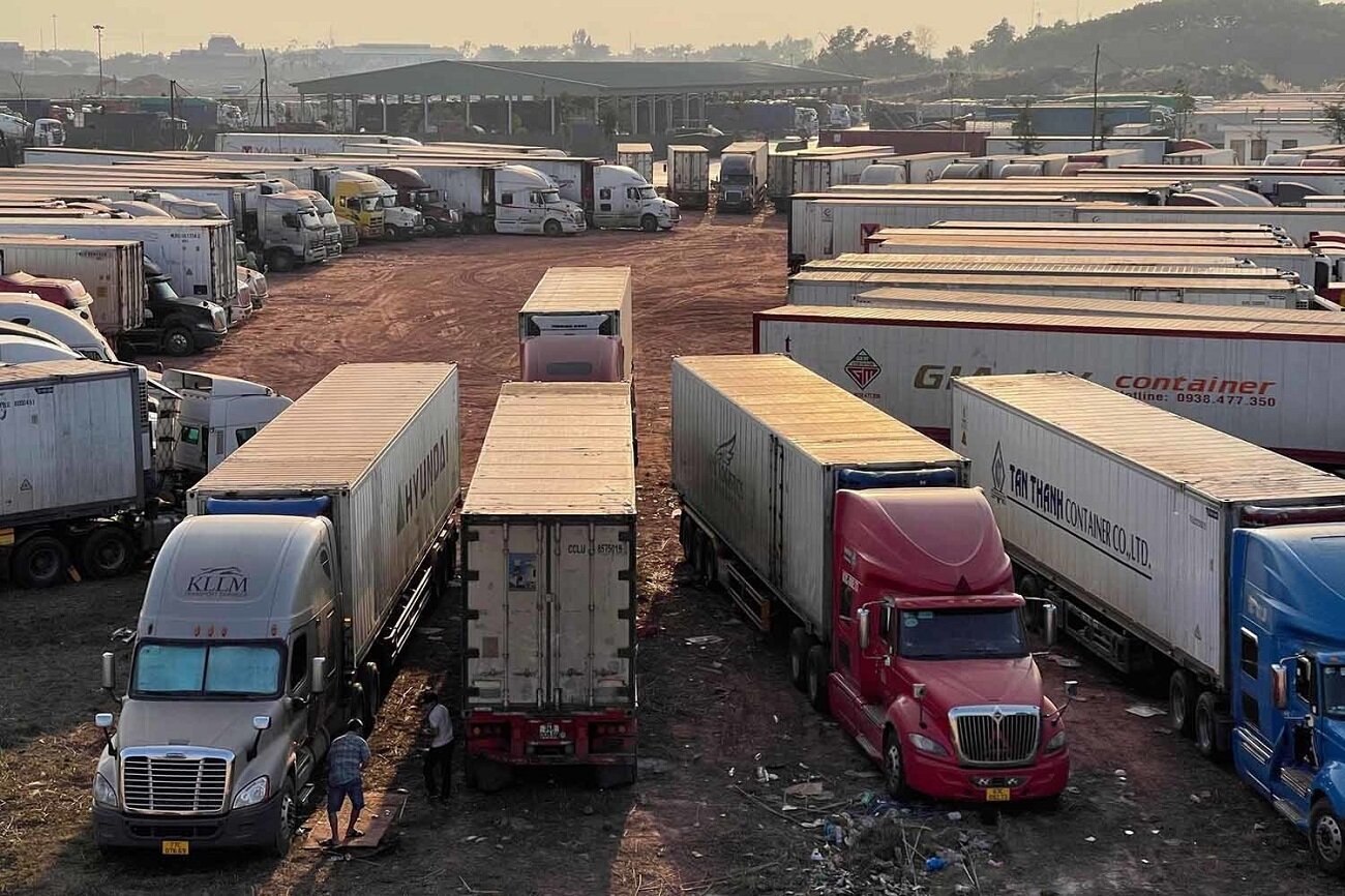 Lạng Sơn: Ùn ứ cục bộ do lượng xe hàng dồn về cửa khẩu tăng đột biến - 1