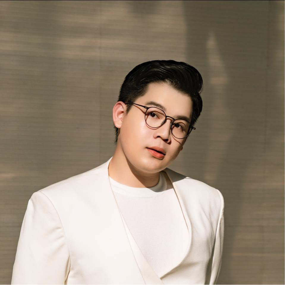 Netizen 'ngã ngửa' khi Hương Giang khoe ảnh cùng ‘chị em song sinh khác trứng’ - 4