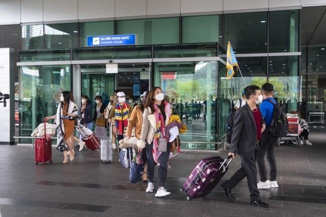 'Sốc' giá vé máy bay, du khách đến Phú Quốc giảm mạnh - 2