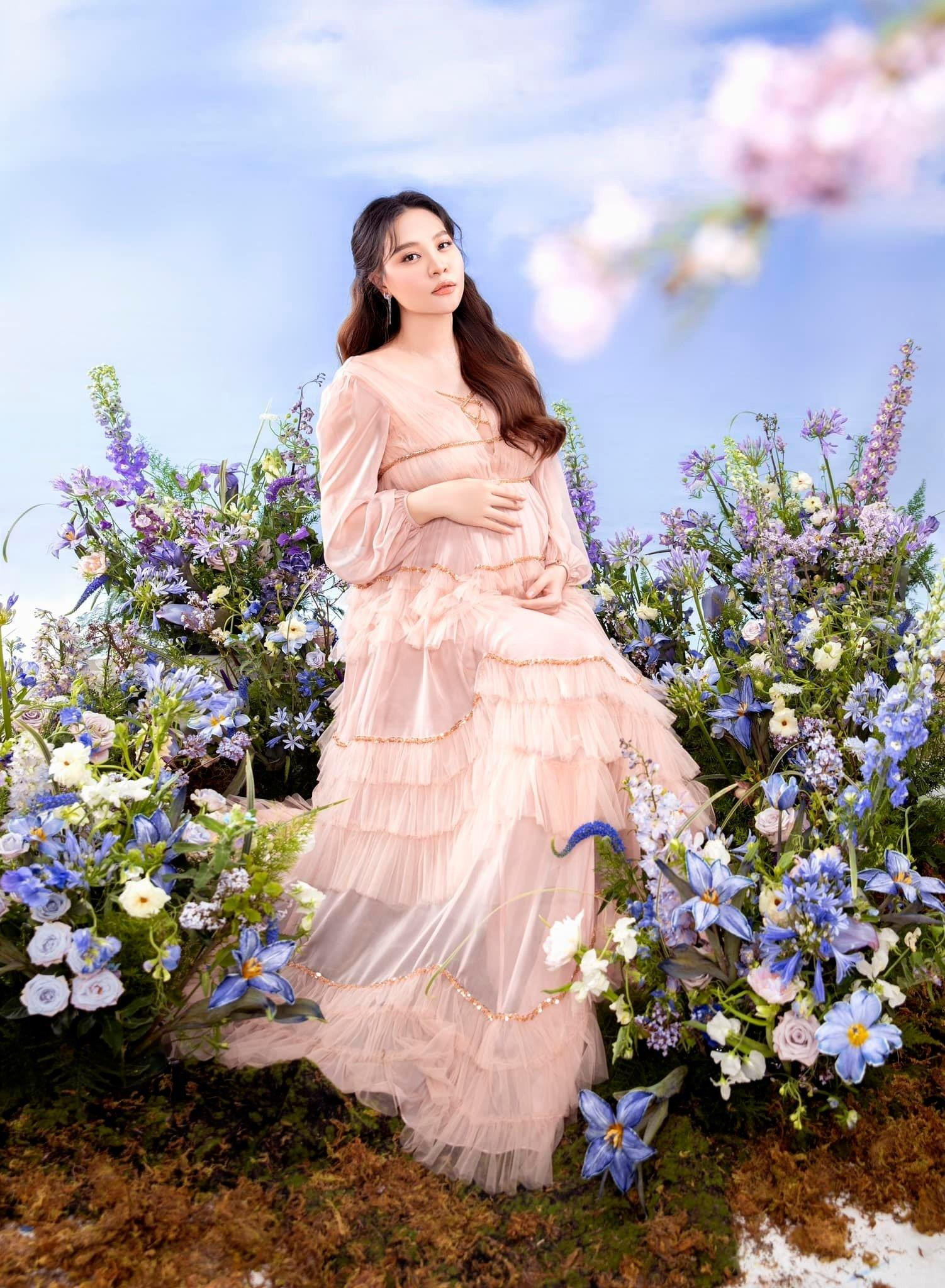 Đàm Thu Trang khoe ảnh ngọt ngào bên chồng, chờ đón con chào đời - 3