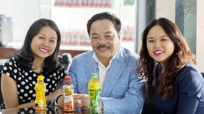 Ông Trần Quí Thanh và 2 con gái.