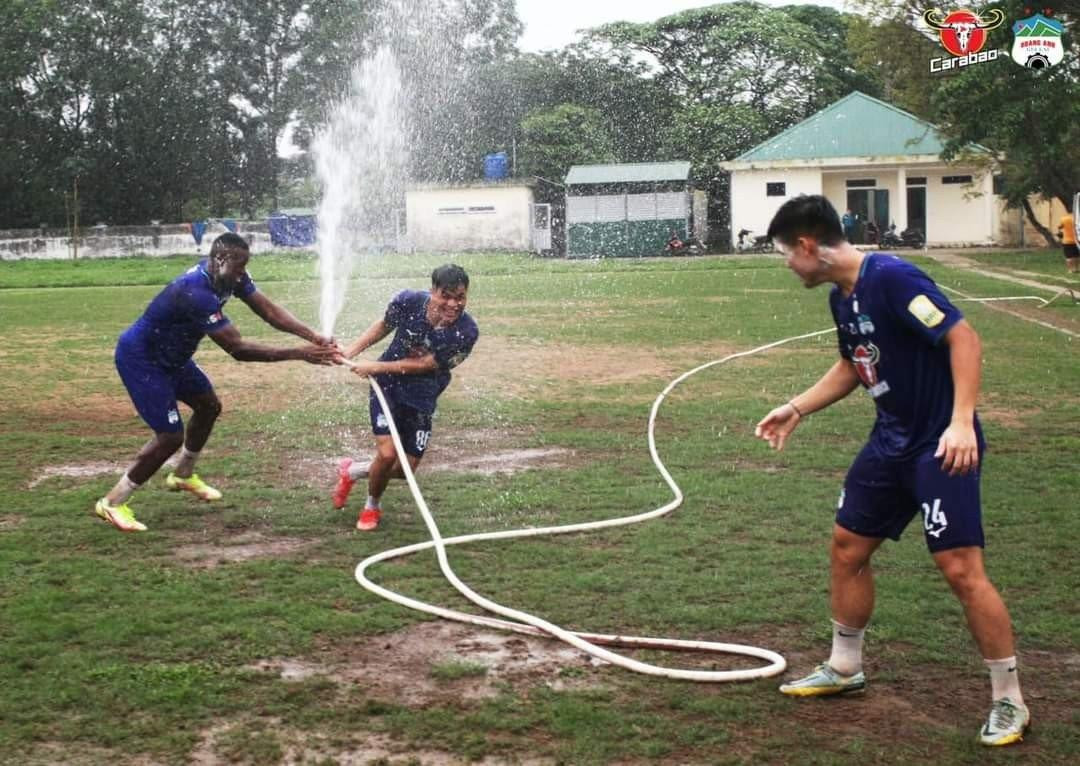 Các cầu thủ HAGL hào hứng vui Tết té nước cùng HLV Kiatisuk - 2