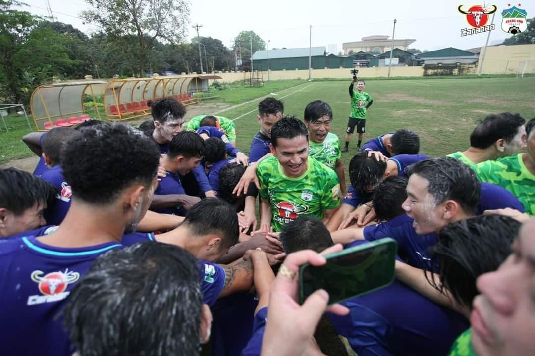 Các cầu thủ HAGL hào hứng vui Tết té nước cùng HLV Kiatisuk - 4