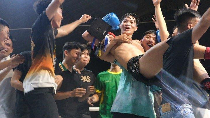 Võ sĩ 19 tuổi lần đầu tiên giành đai vô địch của Liên đoàn Muay Thái TP.HCM - 2