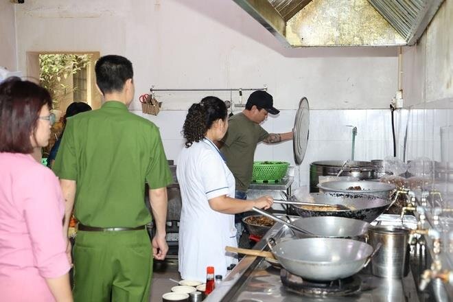 Hà Nội: Tạm đình chỉ hoạt động quán Lẩu Hương Mực cho khách dùng nước lẩu thừa - 1