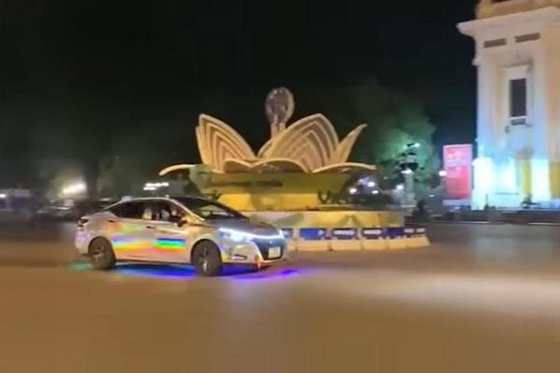 Bắt khẩn cấp tài xế ô tô 'biểu diễn' drift trước Nhà hát Lớn Hà Nội - 2