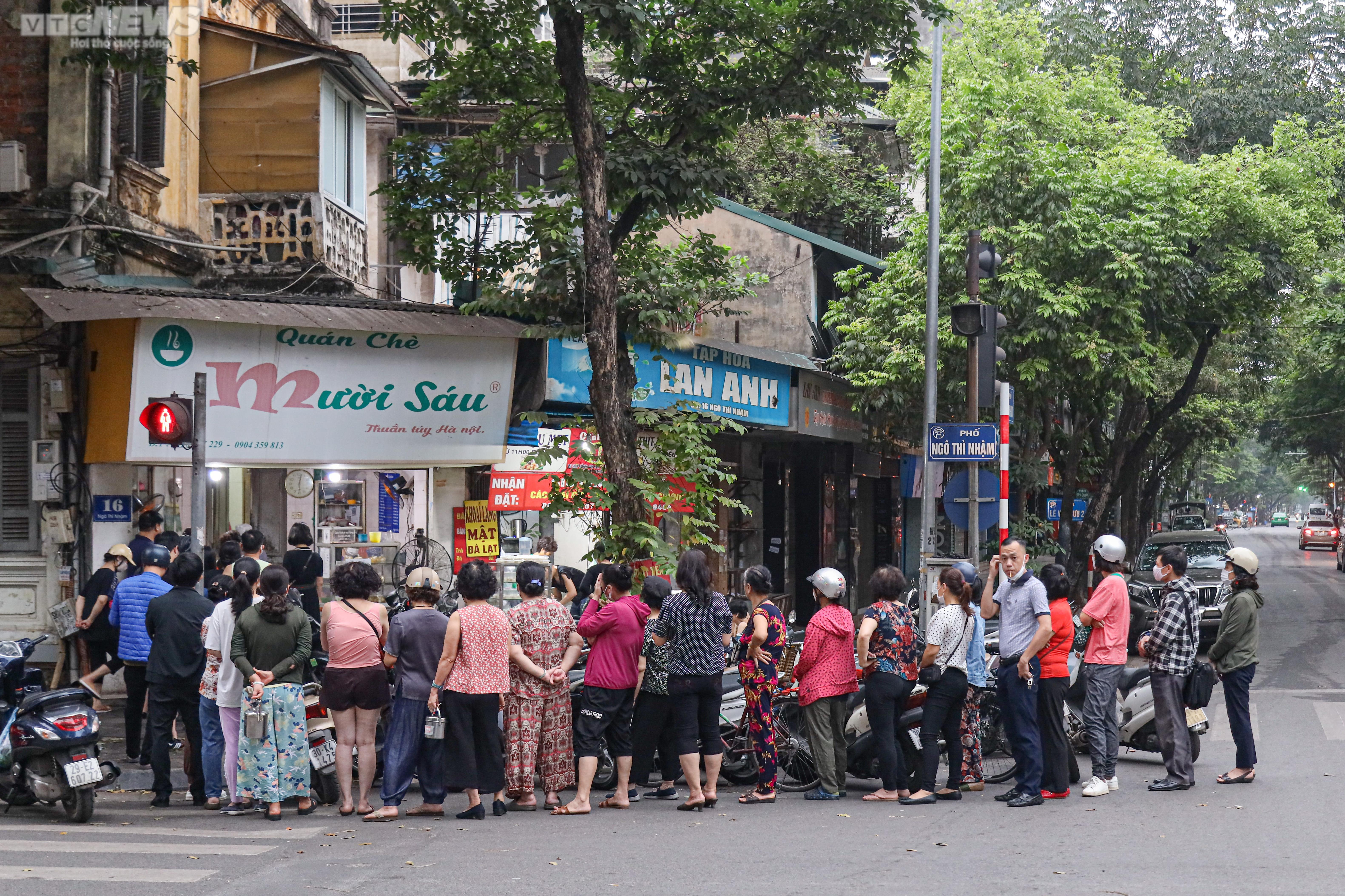 Người Hà Nội xếp hàng dài chờ mua bánh trôi, bánh chay Tết Hàn thực từ 5h sáng - 2