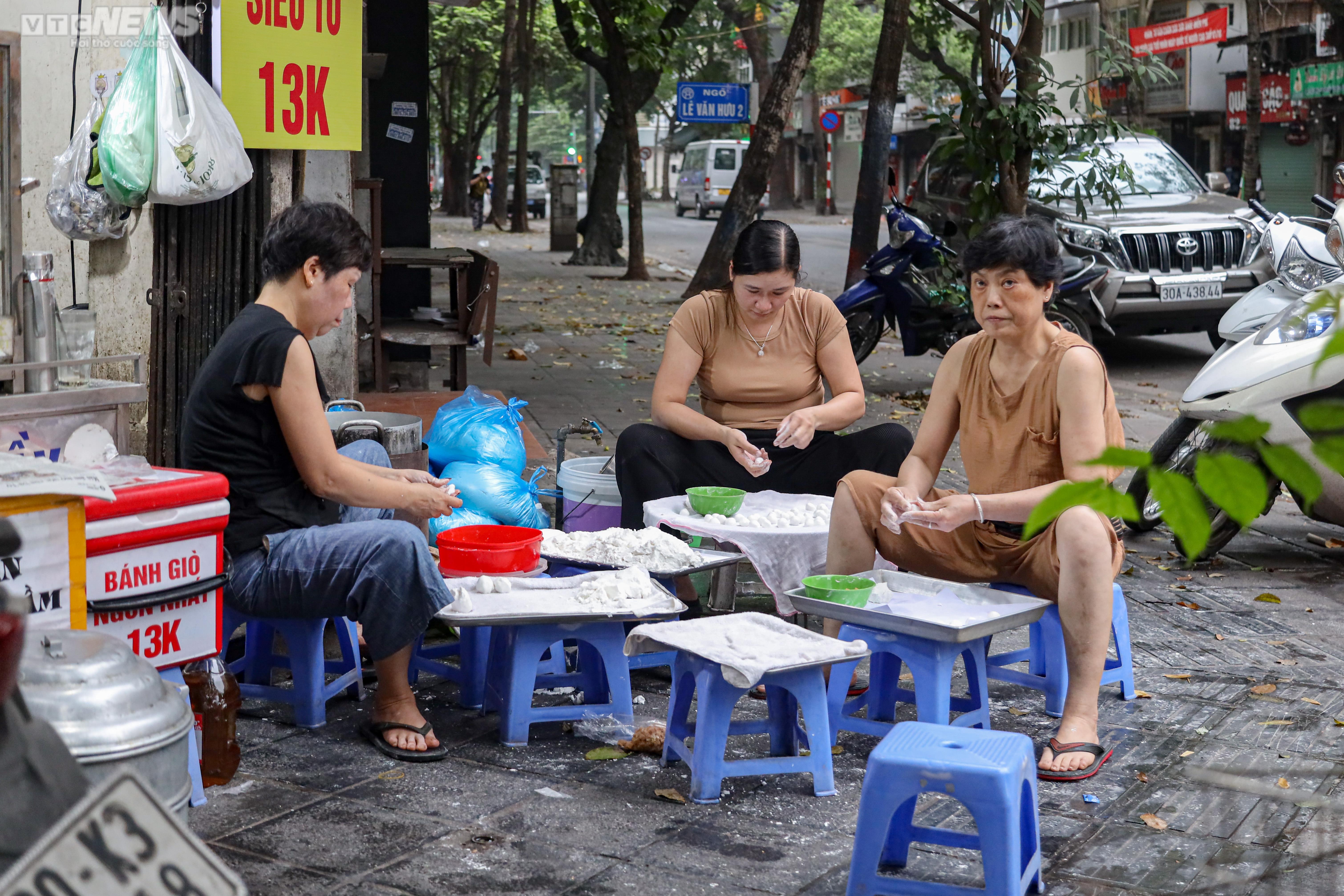 Người Hà Nội xếp hàng dài chờ mua bánh trôi, bánh chay Tết Hàn thực từ 5h sáng - 10