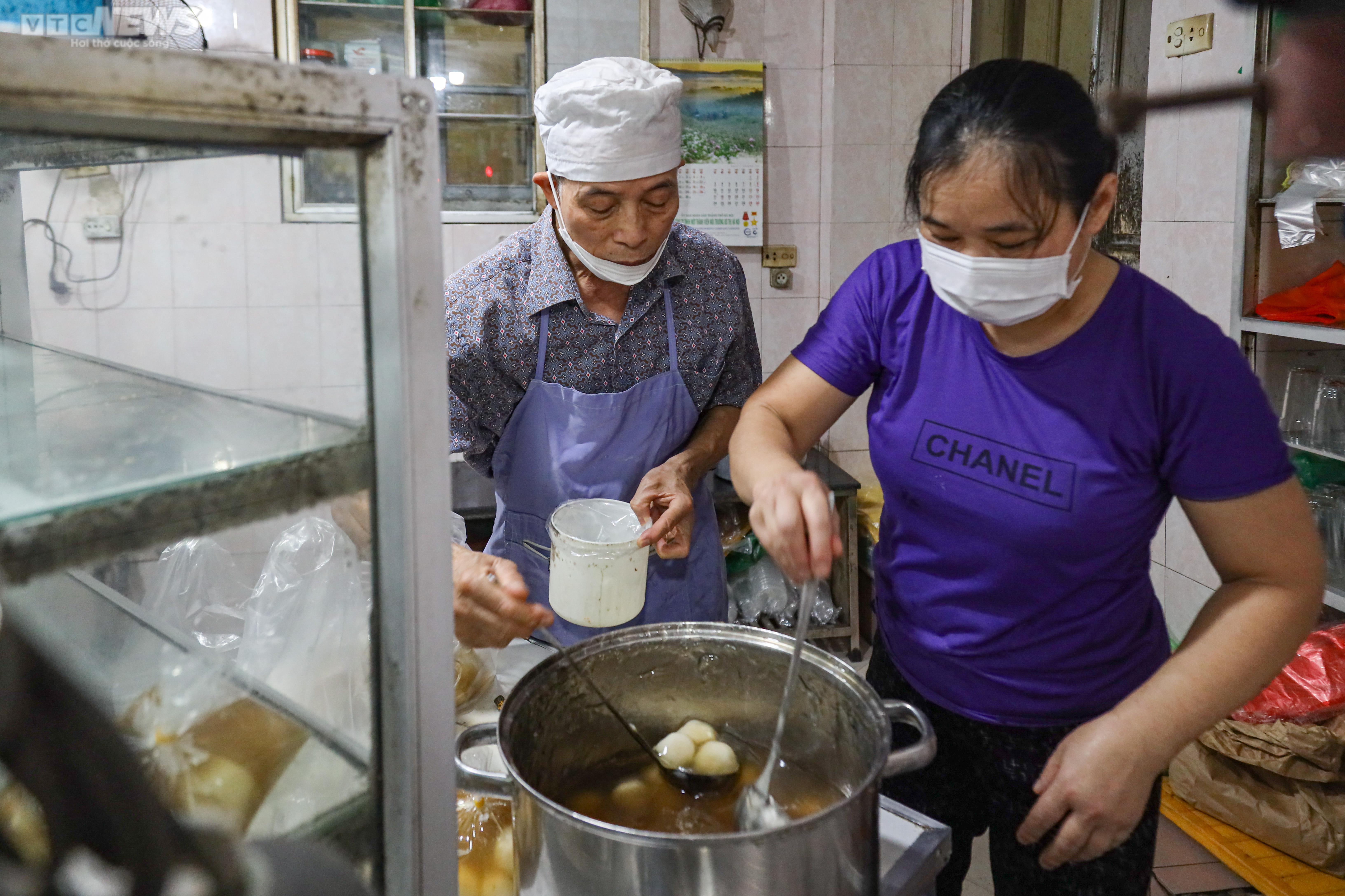 Người Hà Nội xếp hàng dài chờ mua bánh trôi, bánh chay Tết Hàn thực từ 5h sáng - 4