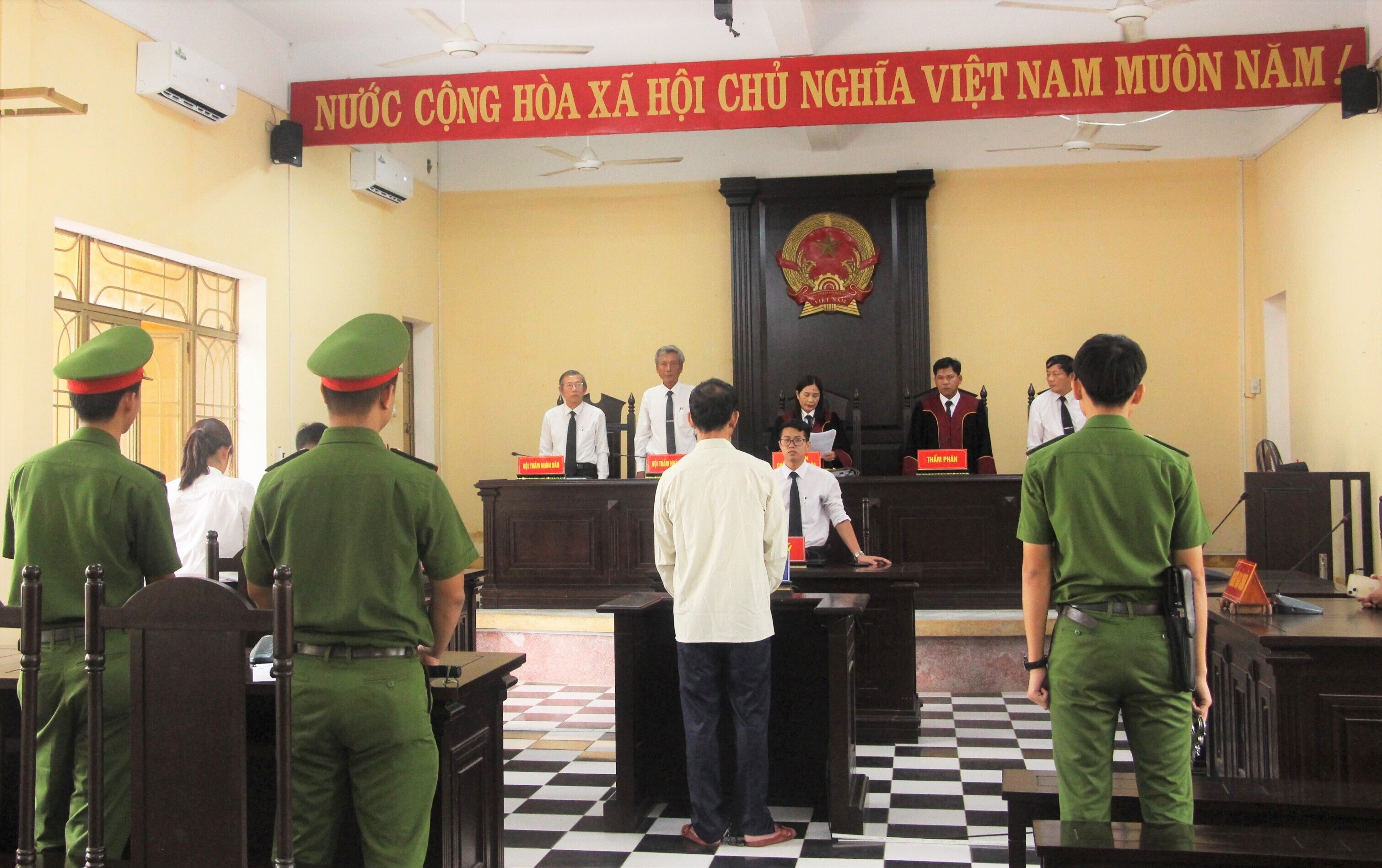 Kẻ sàm sỡ con gái nhân tình ở Quảng Nam lĩnh 13 năm tù - 1