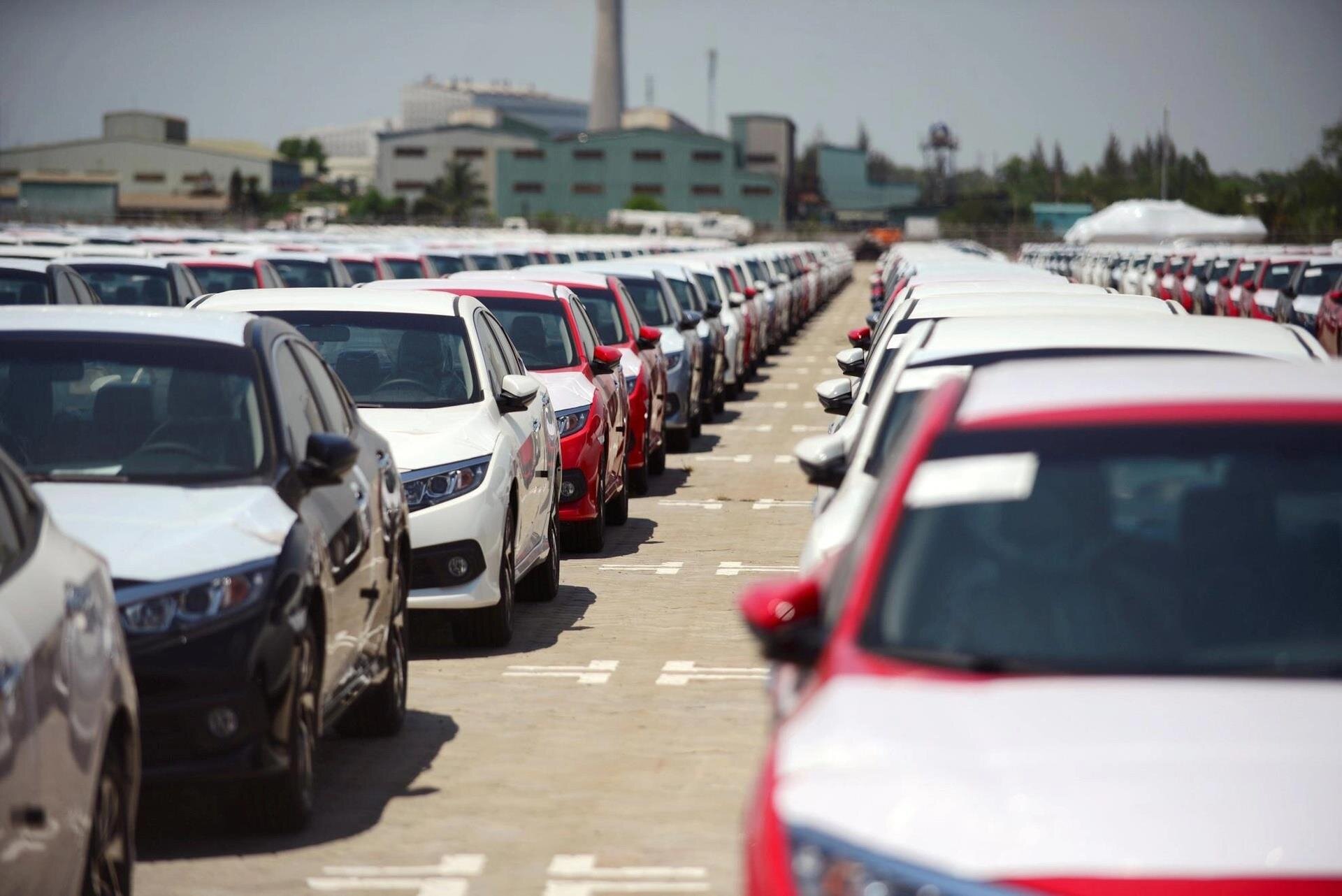 Bộ Công Thương ủng hộ giảm 50% lệ phí trước bạ ô tô trong nước - 1