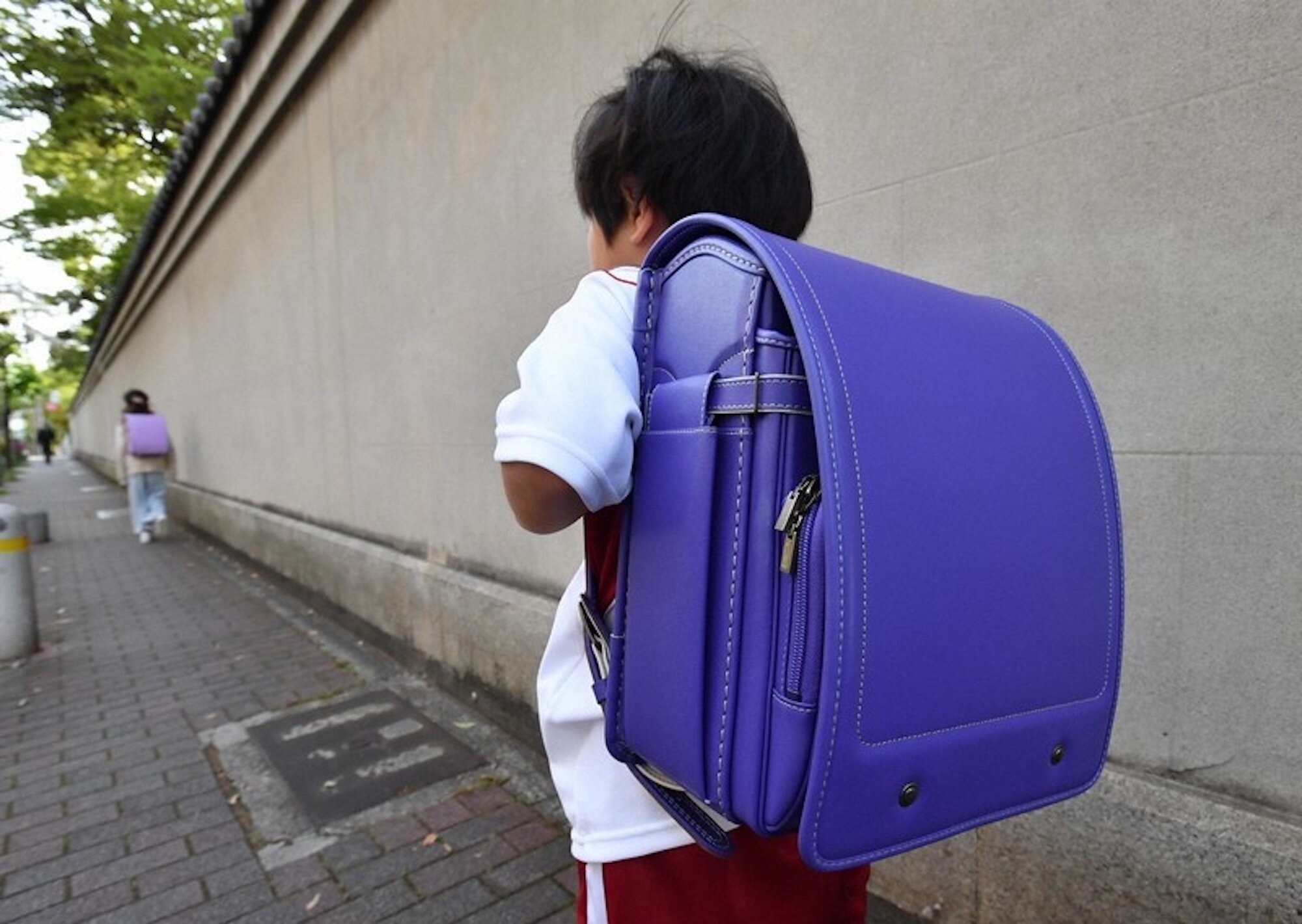 Trẻ em Nhật Bản phải cõng 10 kg sách vở tới trường - 1