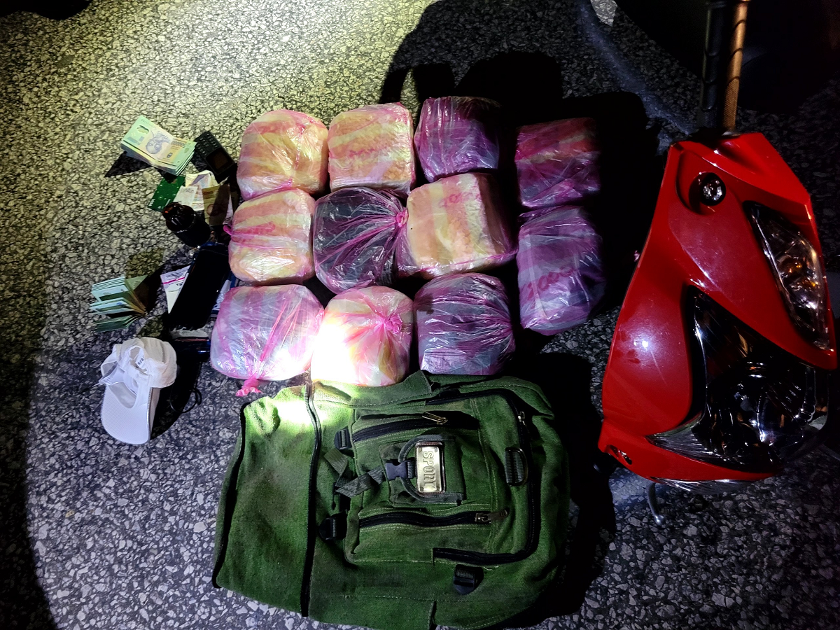 Bắt giữ kẻ vận chuyển 32.800 viên ma túy chống trả cảnh sát - 2