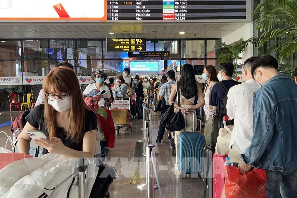 Gần 130.000 khách qua sân bay Tân Sơn Nhất trong ngày cuối nghỉ lễ - 1