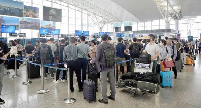 Ngày cuối kỳ nghỉ lễ, sân bay Nội Bài đón 92.000 lượt khách - 4