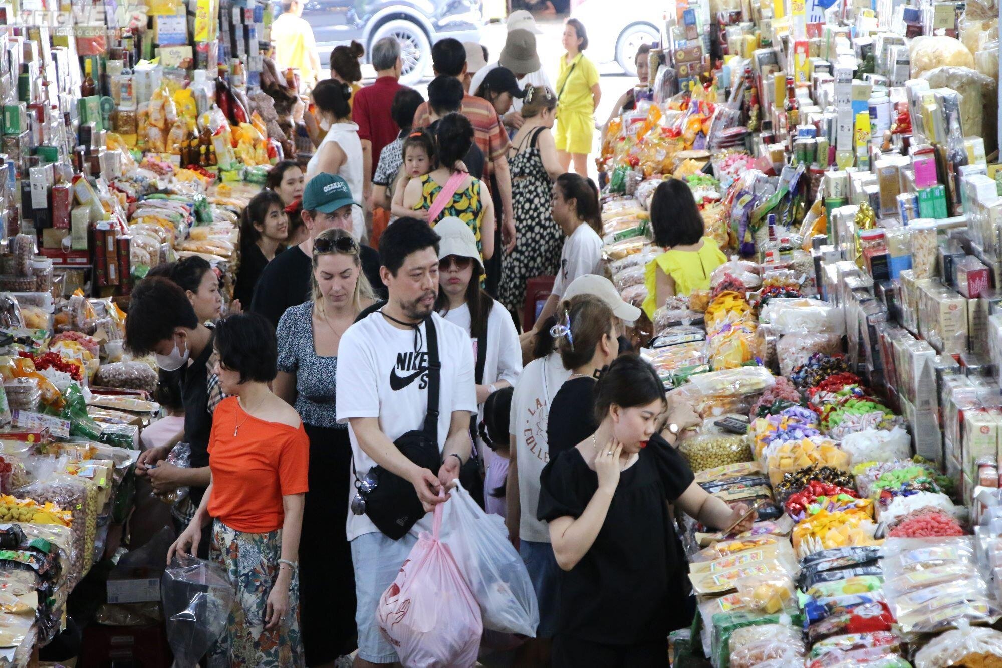 Tấp nập khách nước ngoài tham quan, mua sắm tại 'chợ quốc tế' nổi tiếng Đà Nẵng - 1